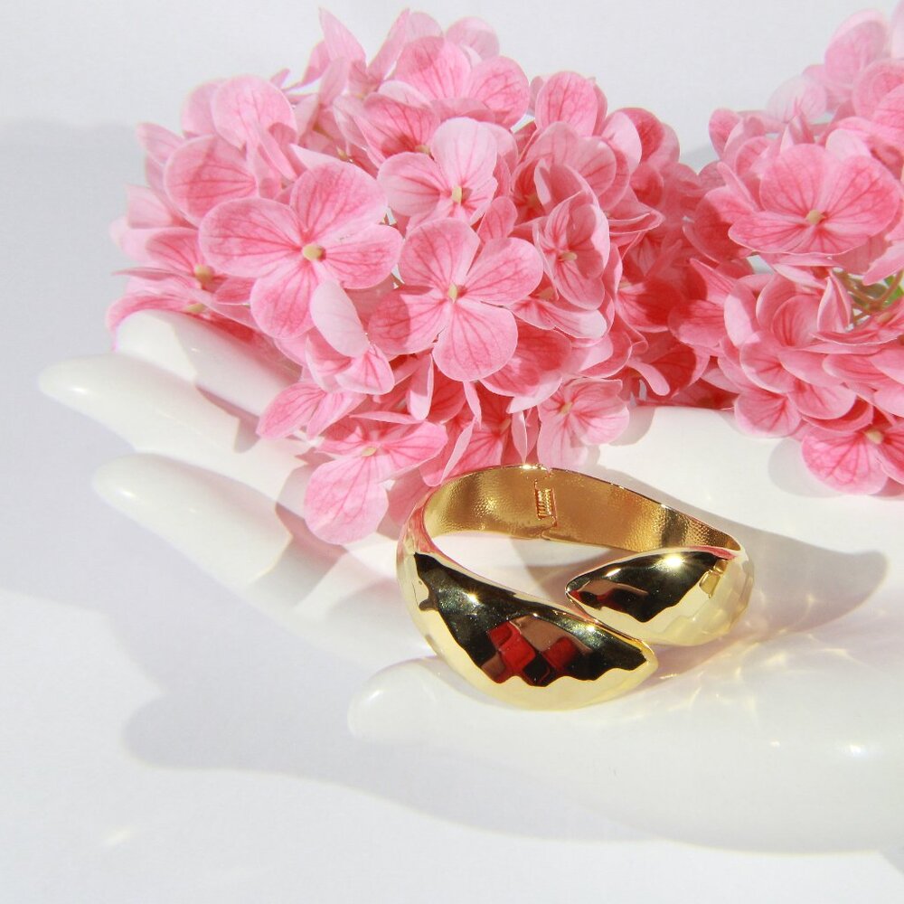 Vintage 70s Clamper Modernist Snakehead Diamond Embossed Bangle Cuff Bracelet